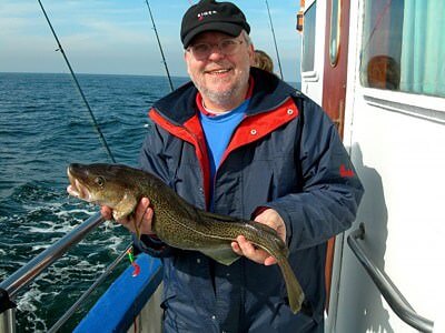 Ralph auf einem Boot mit einem Kabeljau in den Händen